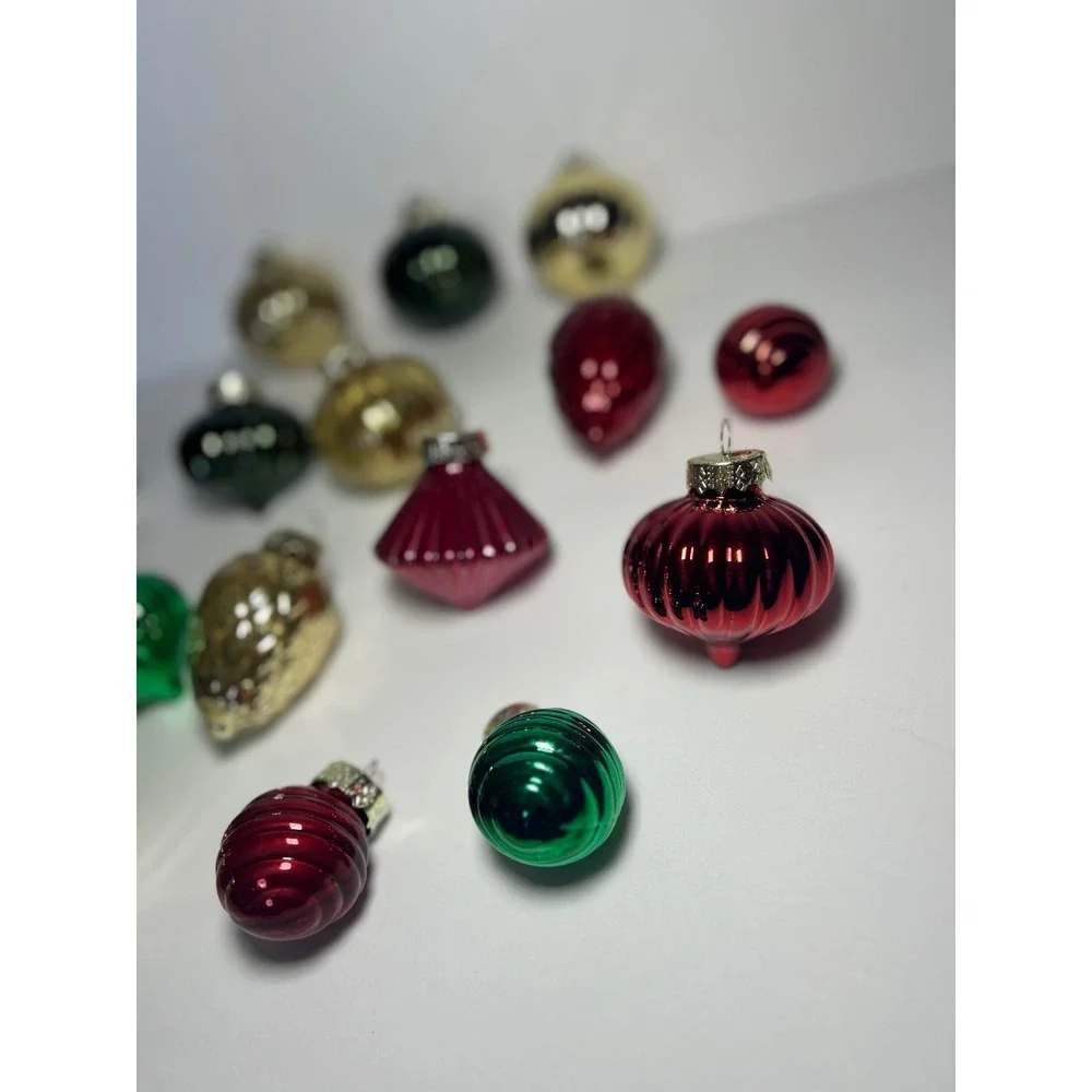 Vintage Style Shiny Glass Christmas Ornaments Lot of 16 Red Green‎ Gold Ribbed